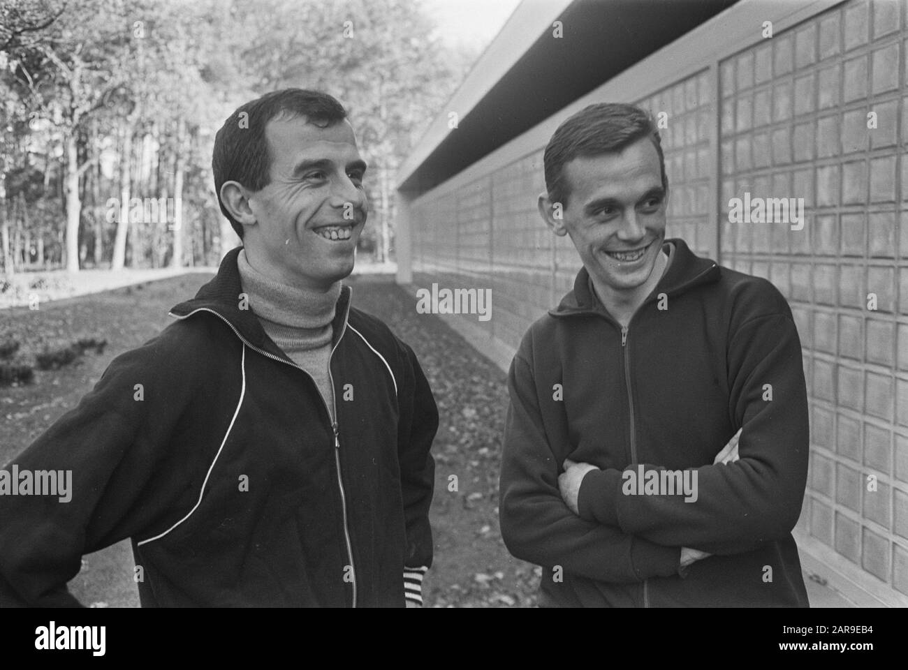 Training of the Dutch national team  Footballer Coen Moulijn (l.) with the newcomer Miel Pijs (r.) of PSV Date: November 3, 1965 Keywords: sport, football Personal name: Moulijn, Coen, Pijs, Miel Stock Photo