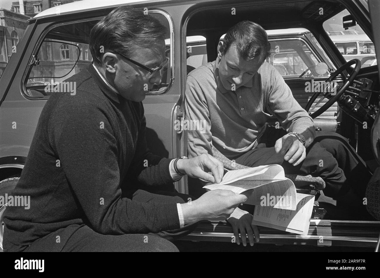 Preparations Tulpenrallye, number 27 Harper (right) and Turvey, number 28, 29 and 30 Aaltonen (right) and Liddon Date: April 25, 1966 Keywords: Preparations Setting name: Tulpenrally Stock Photo