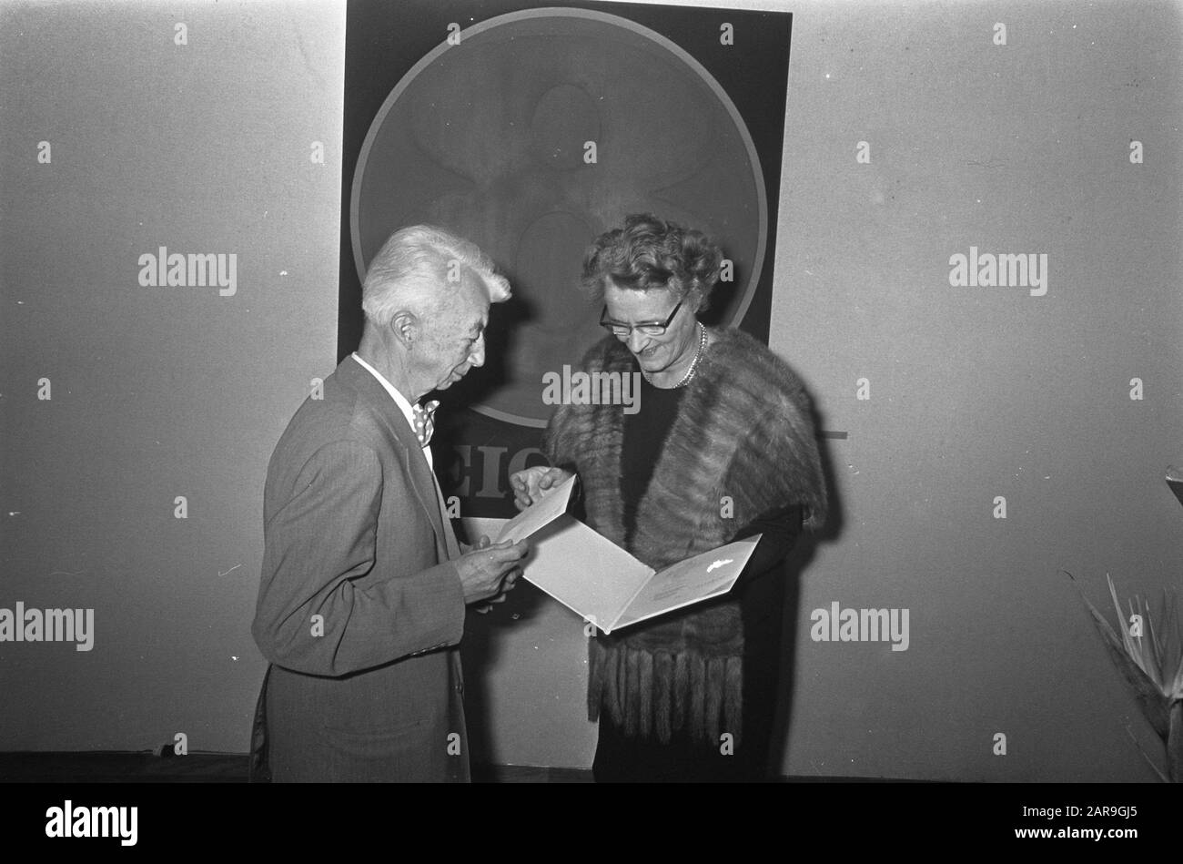 W. Sandberg (former director Stedelijk Museum), receives the State Prize for Fine Arts and Architecture 1968 by Minister Marga Klompé at the Stedelijk Museum Amsterdam Date: 11 December 1968 Location: Amsterdam, Noord-Holland Keywords: ministers, prices Personal name: Klompé, Marga, Sandberg, Willem Stock Photo