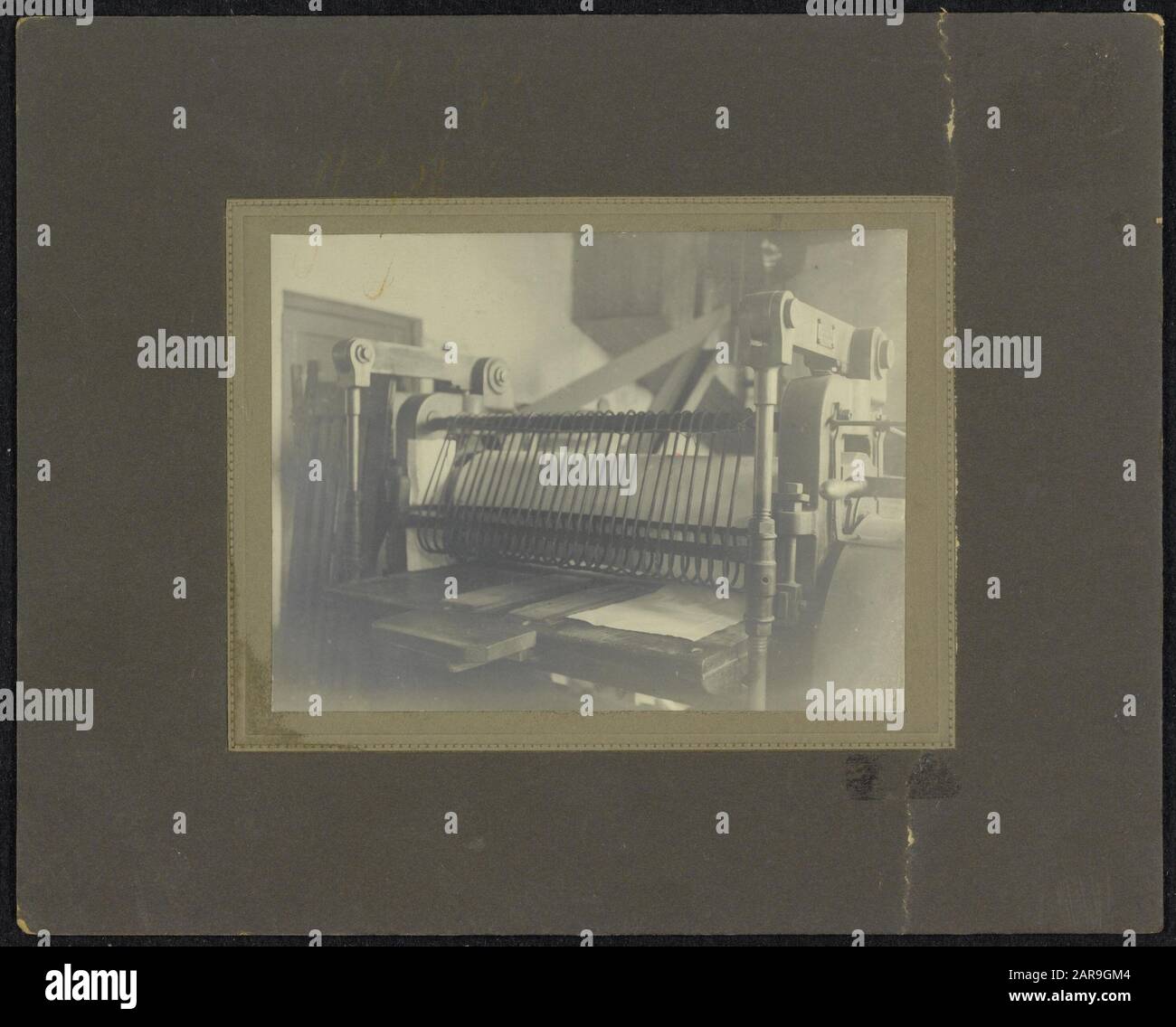 Rolling machine for satinating paper packs, in which a fatal accident