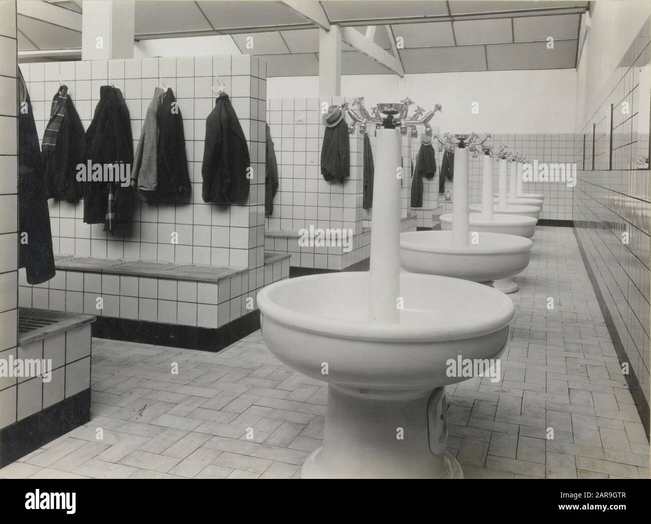 Working conditions at NV De Sphinx in Maastricht Laundry and changing room  in the factory in Limmel (Maastricht) Date: undated Location: Limburg,  Limmel, Maastricht Keywords: working conditions, hygiene, changing rooms,  laundry rooms