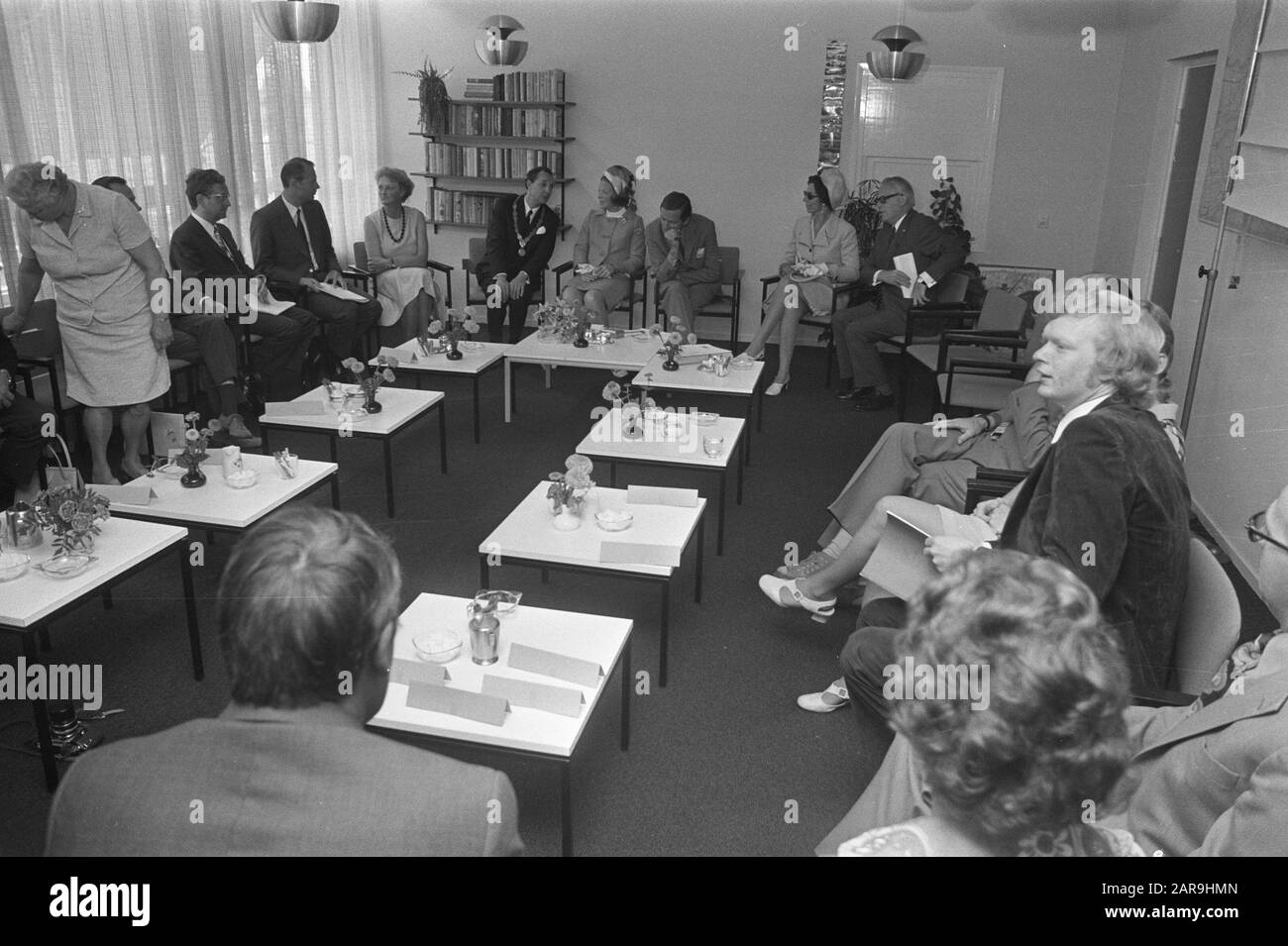 Working visit princess Beatrix and prince Claus to the province of Utrecht, Beatrix and Claus visits retirement home in Lopik, Claus speaks to the elderly/Date: 23 August 1972 Location: Lopik, Utrecht Keywords: Elderly, retirement homes, visits Personal name: Beatrix, princess, Claus, prince Stock Photo