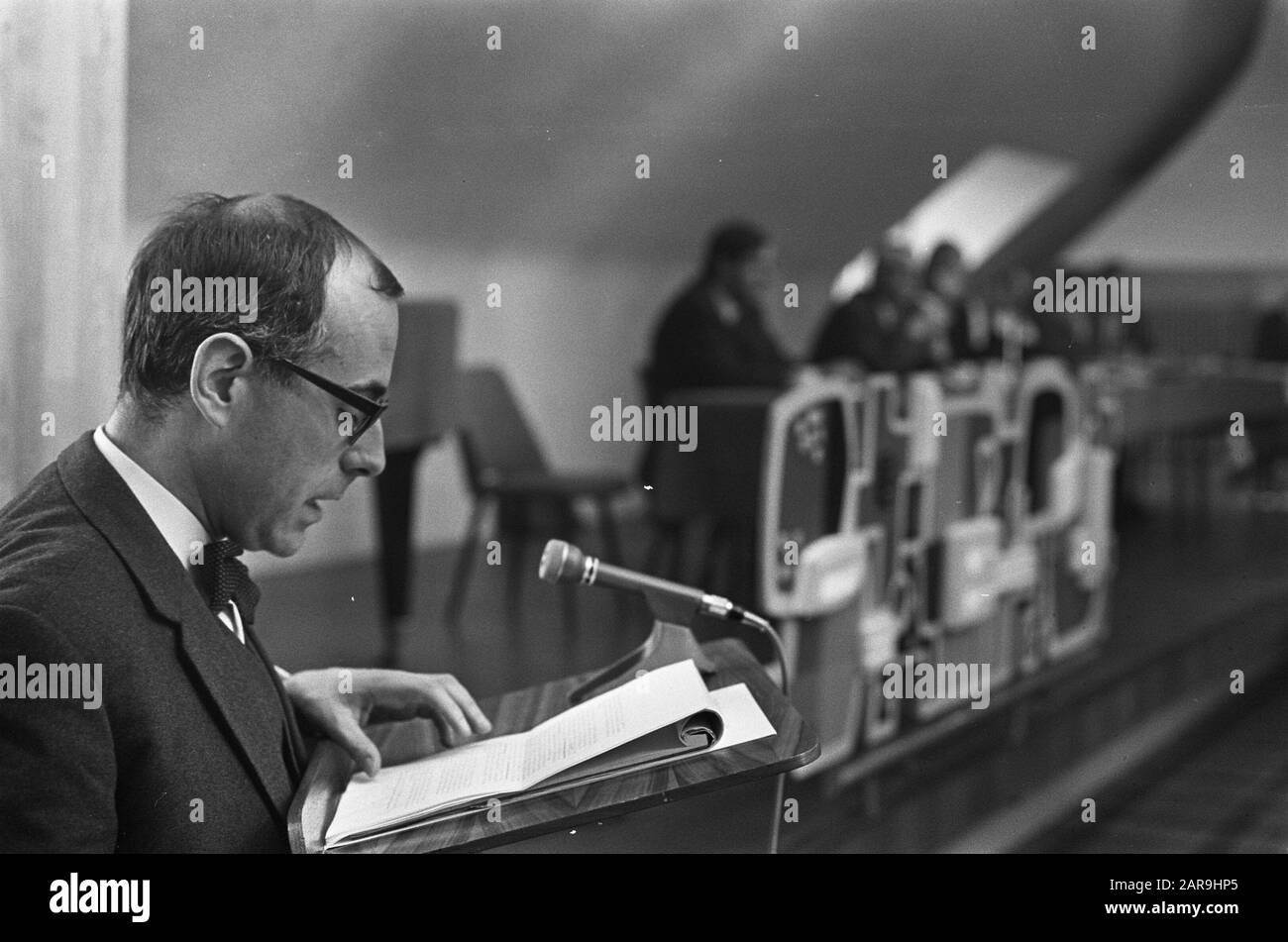 Working group of Christian Radicals in Utrecht: v.l.n.r. P. Idenburg (AR), C. van Esch (KVP), B. Buddingh (HU), I. van Eeghen (CHU) and D. Th. Kuiper (AR): a speaker to the word Date: 2 March 1968 Location: Utrecht (city) Keywords: Christian democracy, microphones, politicians, political parties Personal name: Buddingh, B, Esch, C. van, Idenburg, P.J.A., Kuiper, D. Th. Institution name: AR, CHU Stock Photo