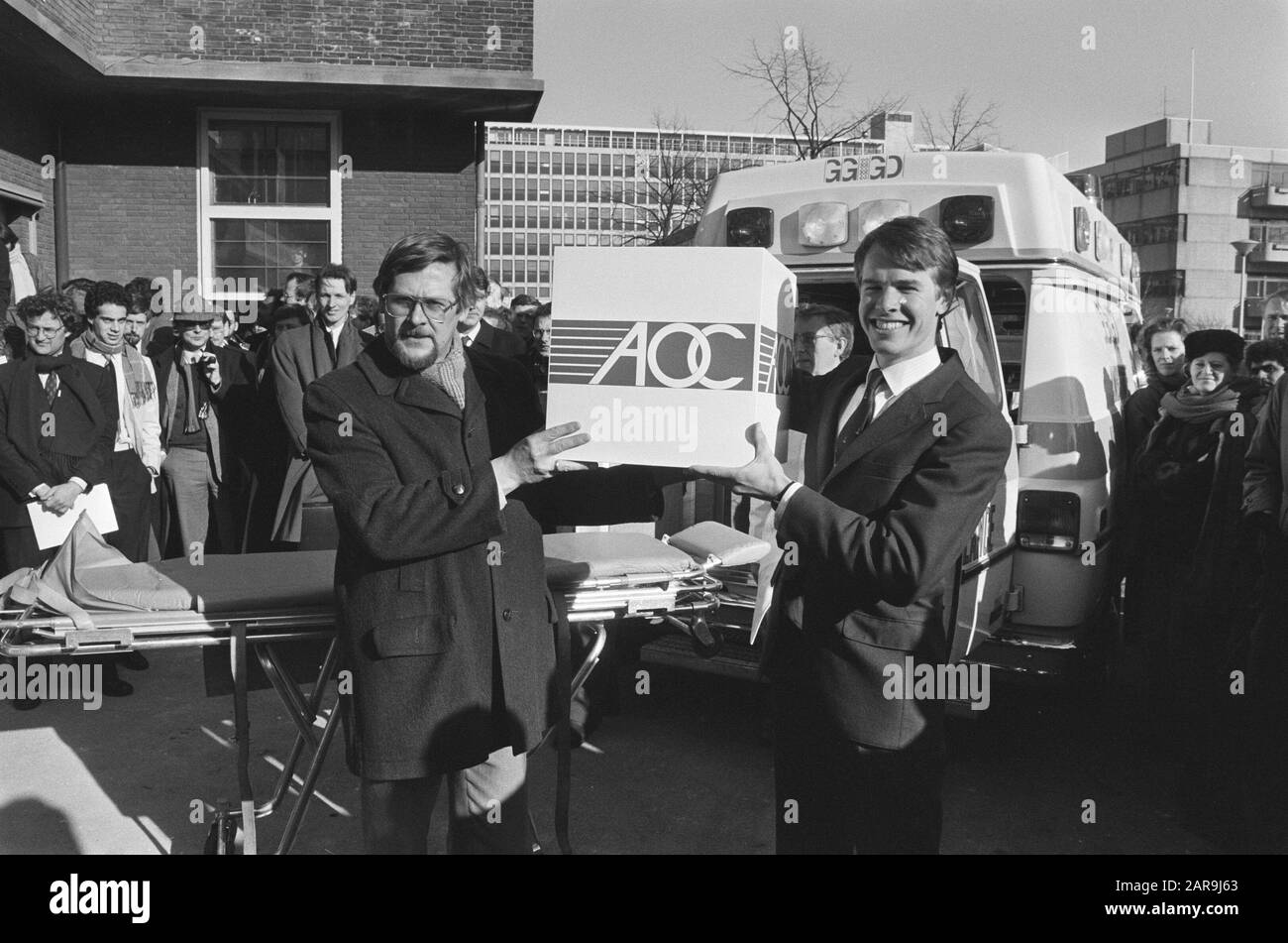 Alderman Heerma (l.) conducted opening AOC in former Wilhelmina Guest House with employee AOC Date: February 24, 1986 Keywords: aldermen Personname: Heerma, Enneus Institution name: Wilhelmina Gasthuis Stock Photo