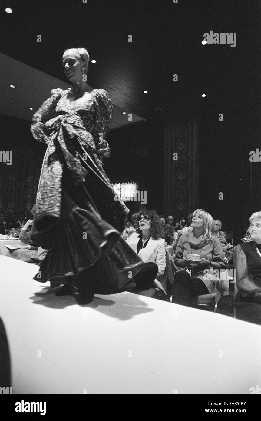Willeke van Ammelrooy (l) en Monique van de Ven at fashion show Maison  Kuiper Date: September 6, 1977 Keywords: fashion shows Personal name:  Ammelrooy, Willeke van, Ven, Monique van de Stock Photo - Alamy