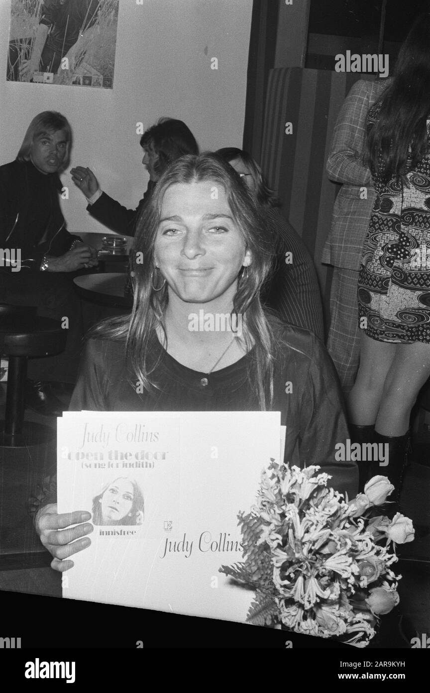 Singer Judy Collins in Hiltonhotel Amsterdam, Judy Collins Date: 17 November 1971 Location: Amsterdam, Noord-Holland Keywords: singers Personal name: Collins, Judy Institution name: Hiltonhotel Stock Photo