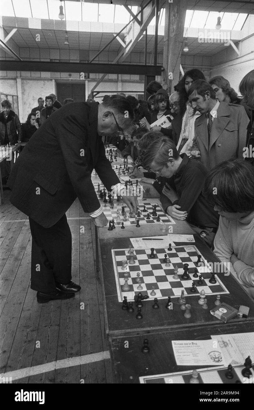 Anefo photo collection. Bobby Fischer in Hilton Hotel in Amsterdam For  discussions with fide chairman Max Euwe (right) about the two camp to the  world championship with Boris Spassky. January 31, 1972.