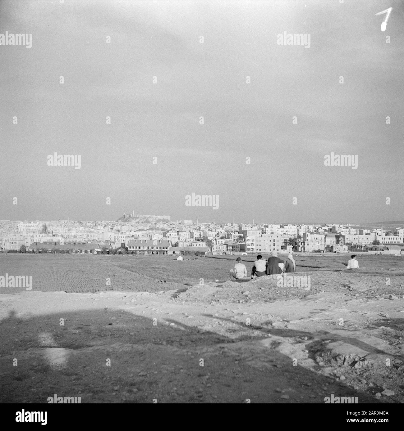 Middle East 1950-1955: Syria View of the city of Aleppo with the citadel  above Date: 1950 Location: Aleppo, Syria Keywords: fortresses, landscapes,  panoramas Stock Photo - Alamy