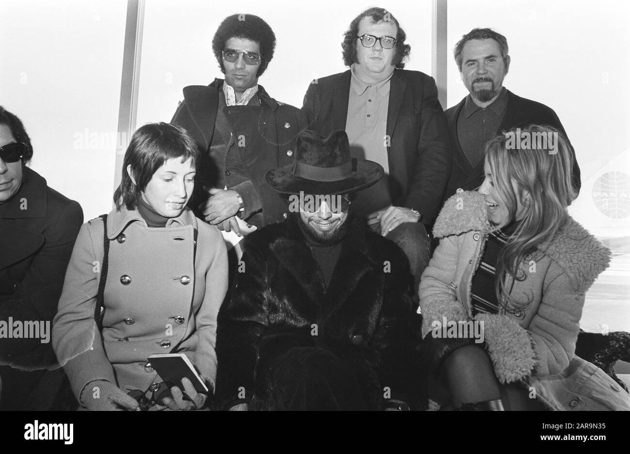 Arrival of Brazilian musician Sergio Mendes and his group on  Sitting from l.n.r. Gracinha Leporace (wife of Mendes), Sergio Mendes and Karen Philip Date: March 5, 1971 Location: Noord-Holland, Schiphol Keywords: arrivals, musicians, airports, singers Personal name: Leporace, Gracinha, Mendes, Sergio, Philip, Karen Stock Photo