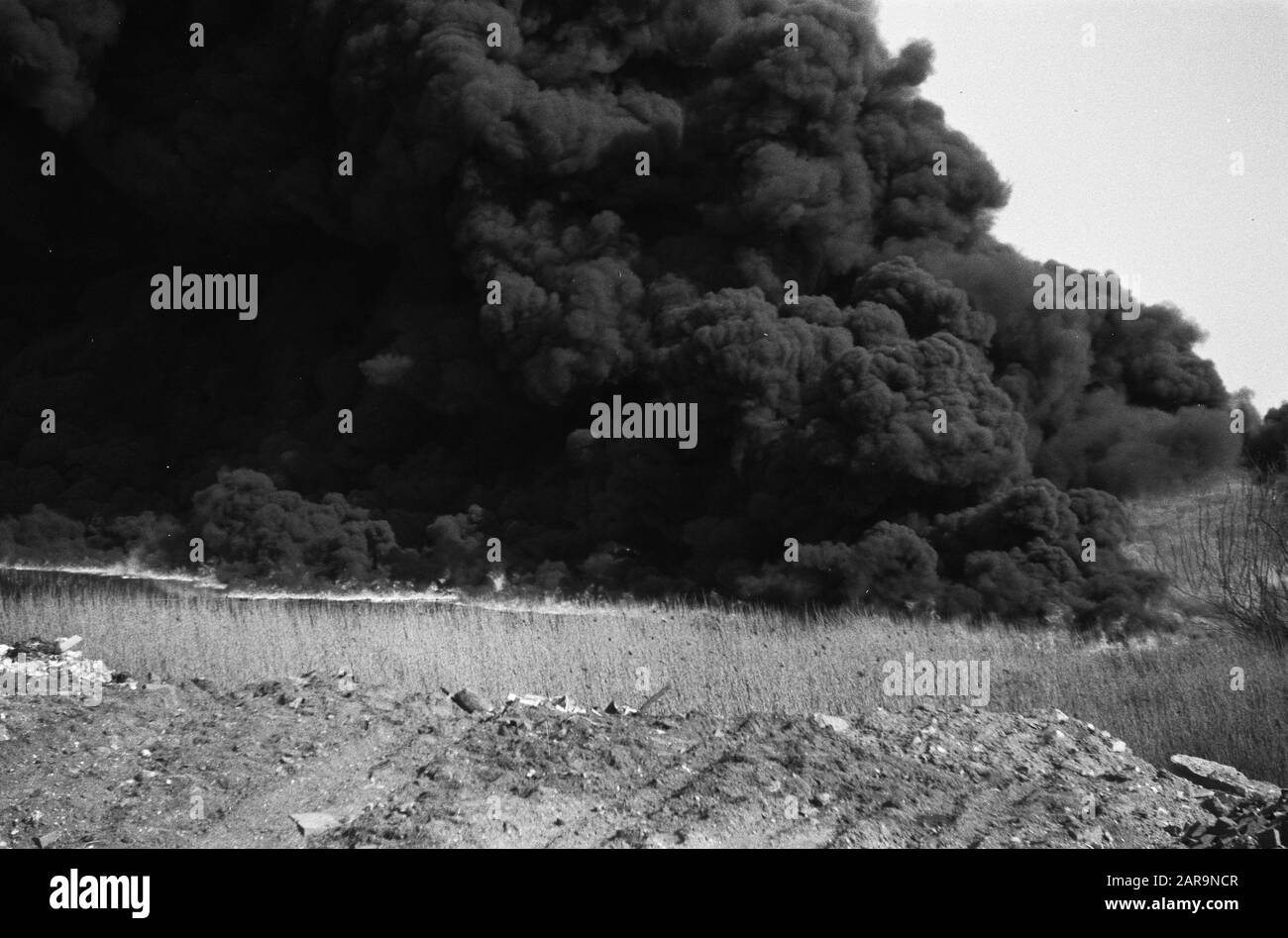 Heavy fire in Ridderkerk on site of NAM, overview Date: May 9, 1964 Location: Knightkerk Keywords: fires, overviews, land Institution name: NAM Stock Photo