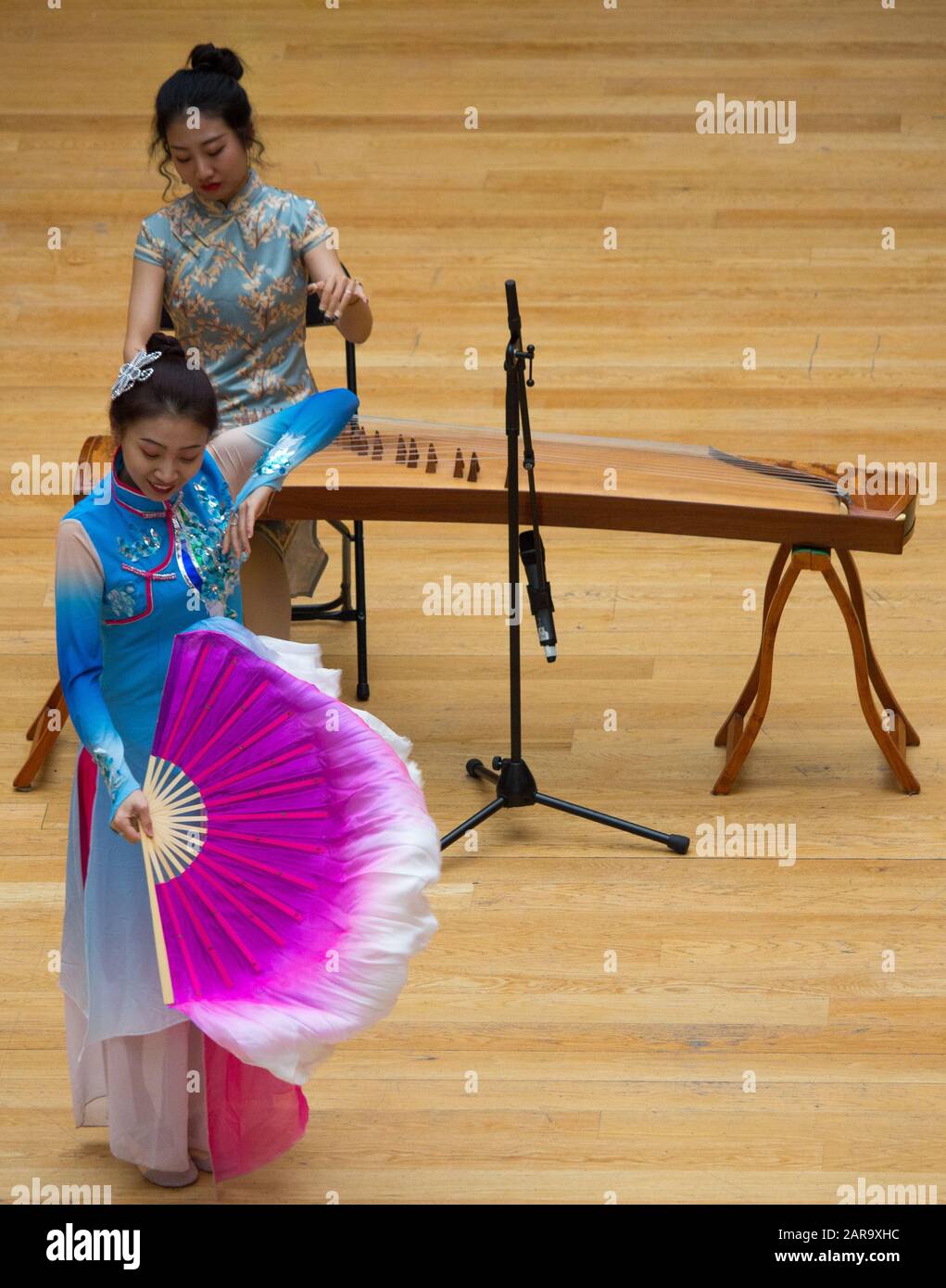 Chinese fan dance hi-res stock photography and images - Alamy