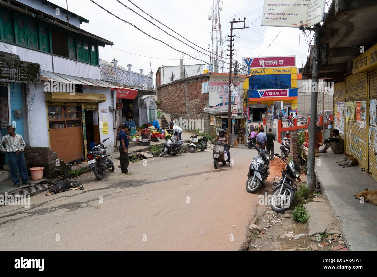 India electric scooters hi-res stock photography and images - Alamy