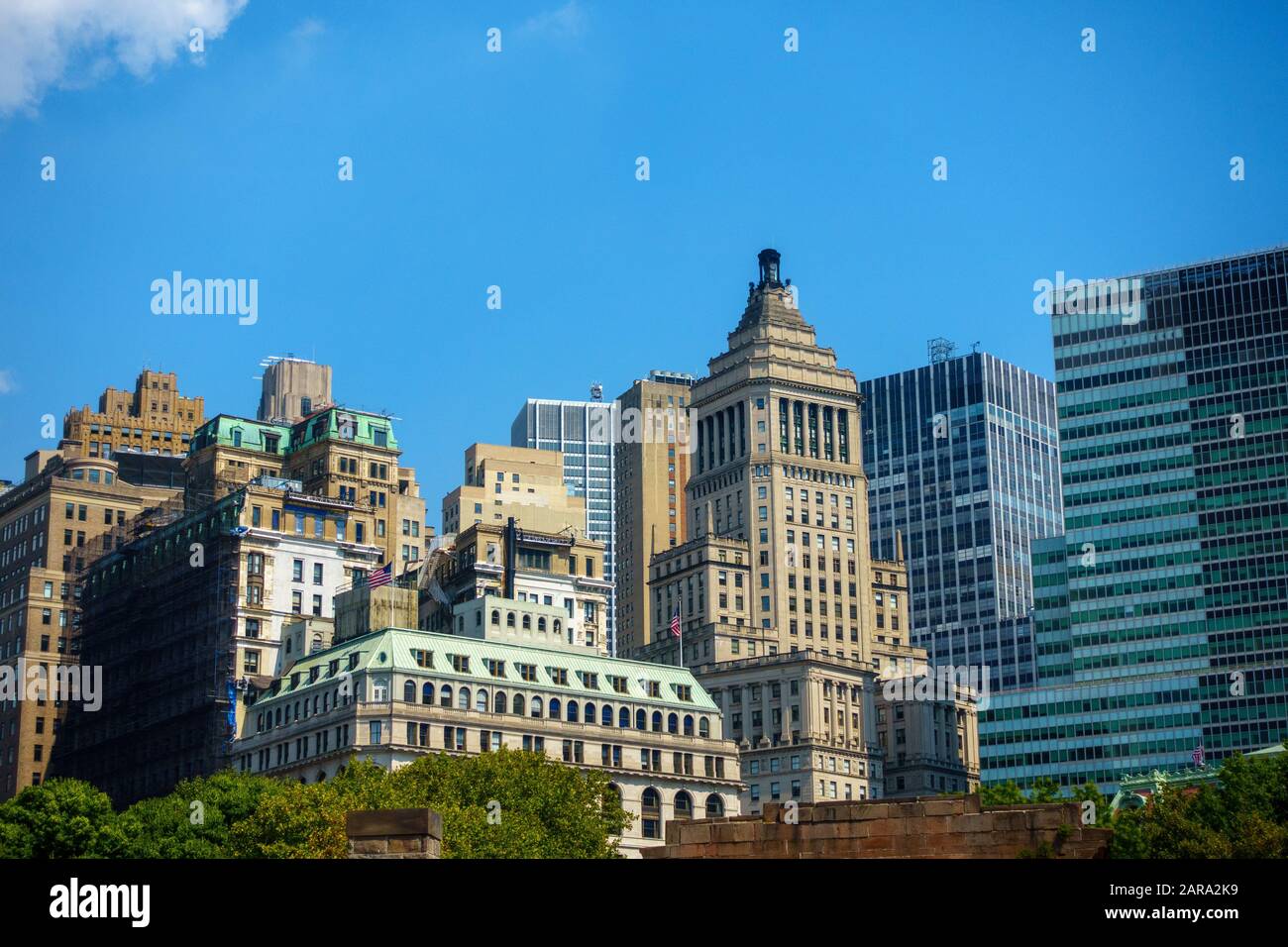 City skyscrapers blue sky hi-res stock photography and images - Alamy