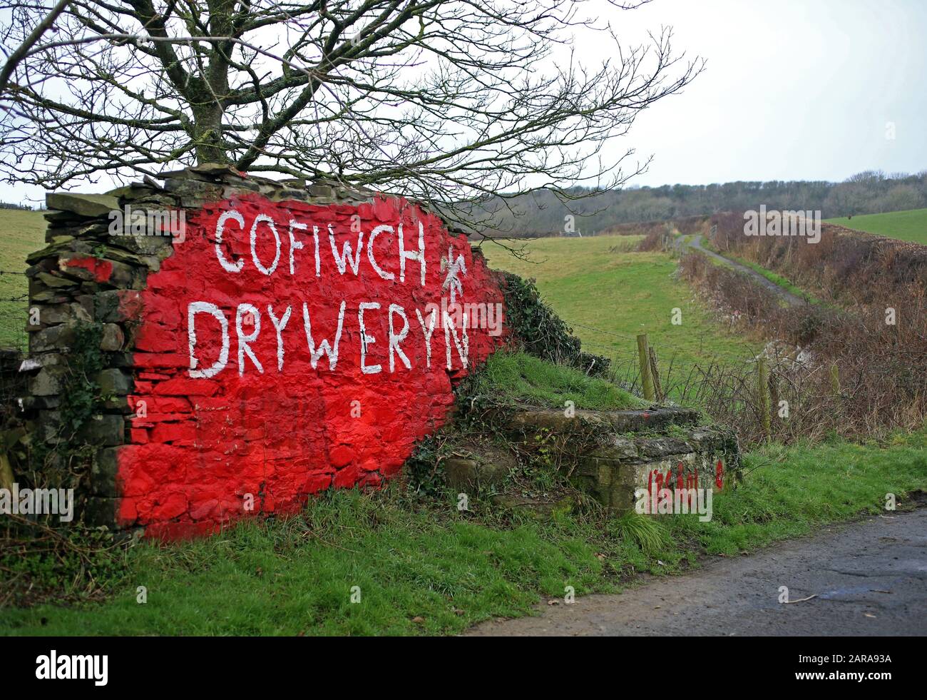 Llanrhystud, UK. 22nd Jan, 2020. On a stone wall near the Welsh seaside town is the saying 'Cofiwch Dryweryn' ('Remember Tryweryn'). 55 years ago, the Tryweryn Valley and its village were flooded to create a water reservoir for the English city of Liverpool. The protest slogan is now often found in Wales as a symbol of the independence movement. (to dpa-KORR.: 'Brexite meets British poorhouse Wales right in the heart' of 26.01.2020) Credit: Susannah Ireland/dpa/Alamy Live News Stock Photo