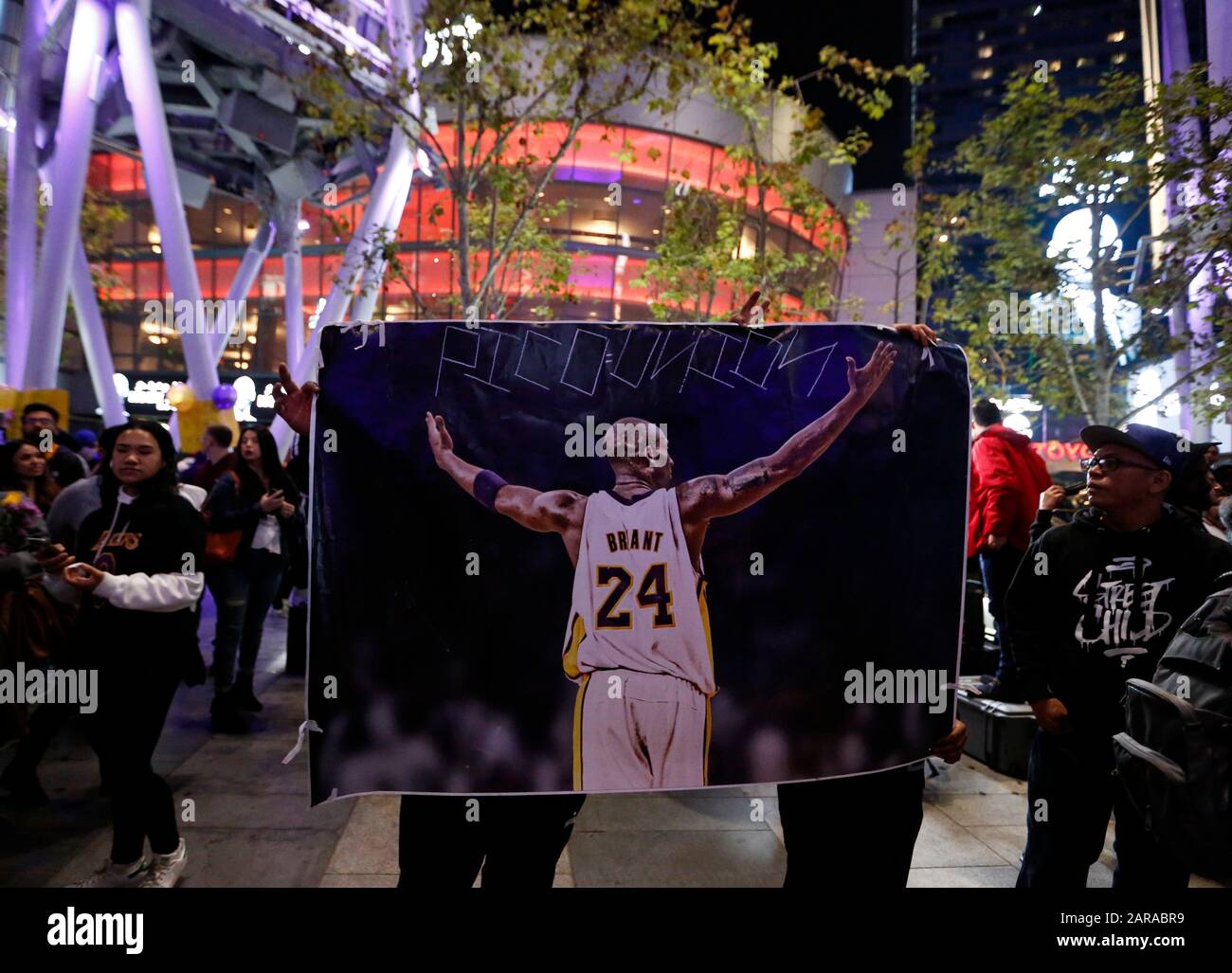 Los Angeles Usa 26th Jan 2020 Mourners Gather Near The Staples