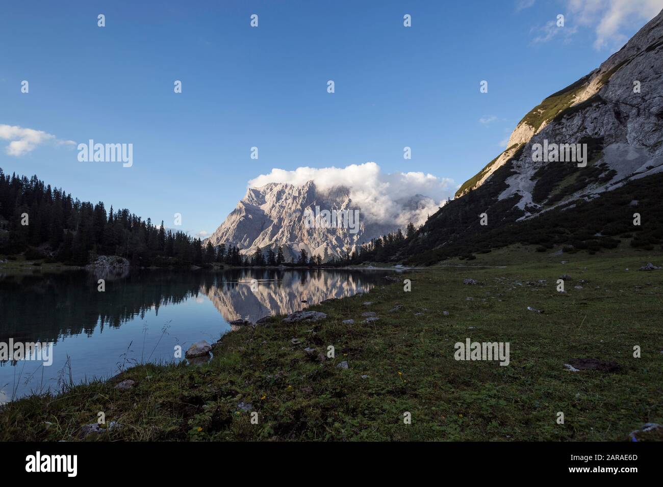 Lake Seebensee with view of mountain Zugspitze, Austria Stock Photo - Alamy
