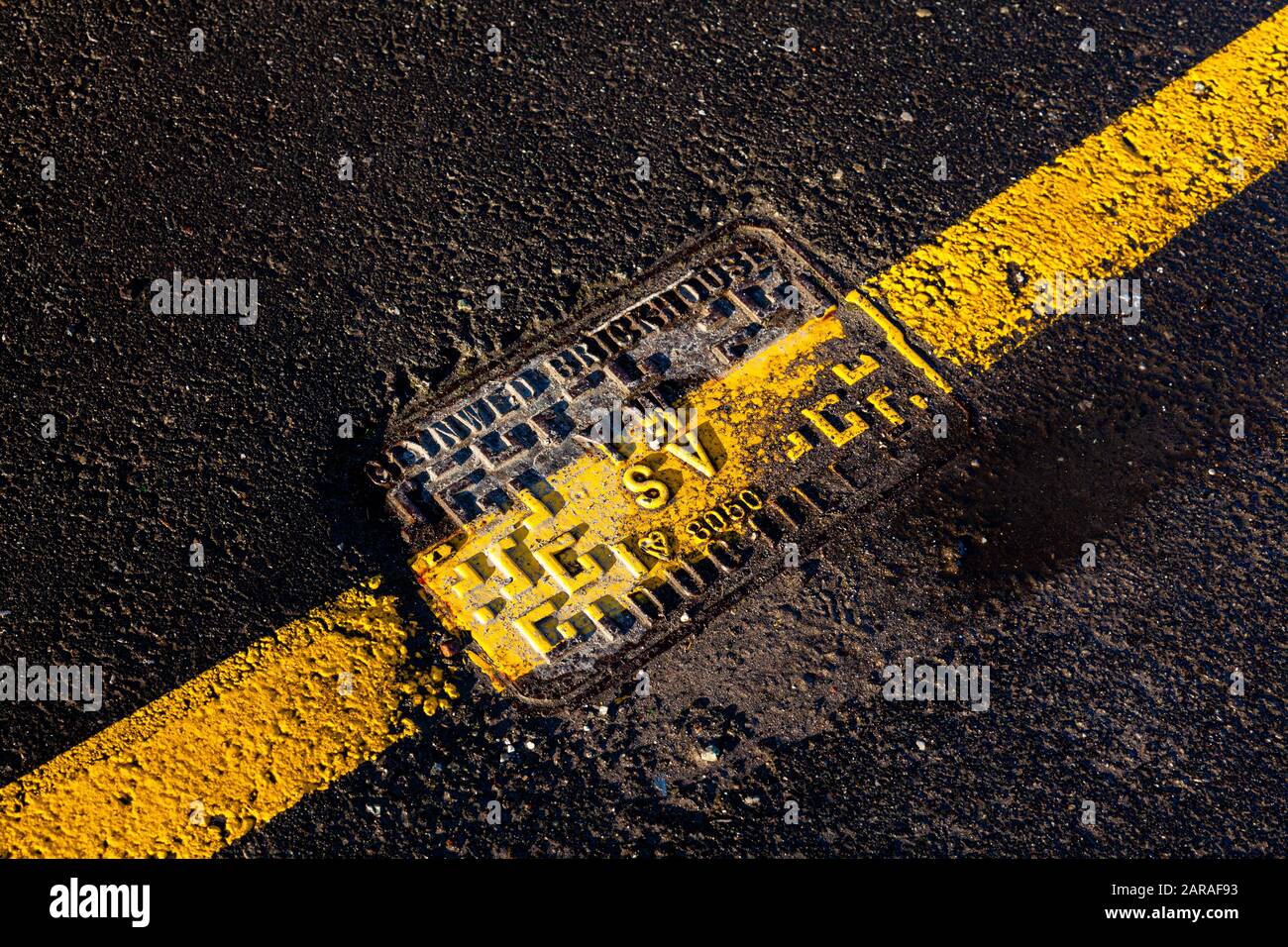 Drain cover roadside hires stock photography and images Alamy