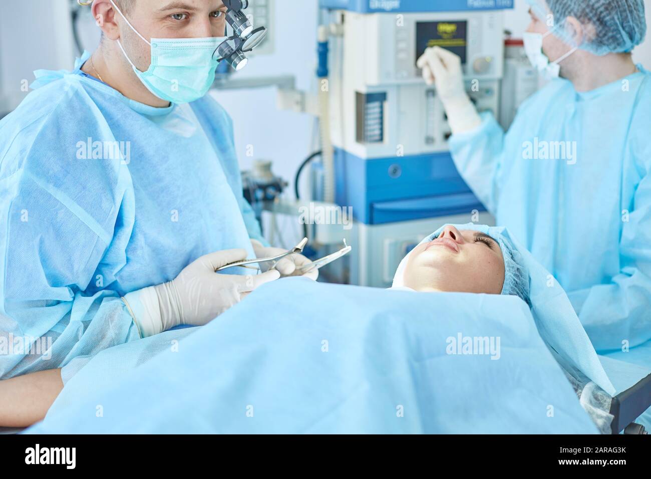 Nurse and doctor operation hi-res stock photography and images - Alamy