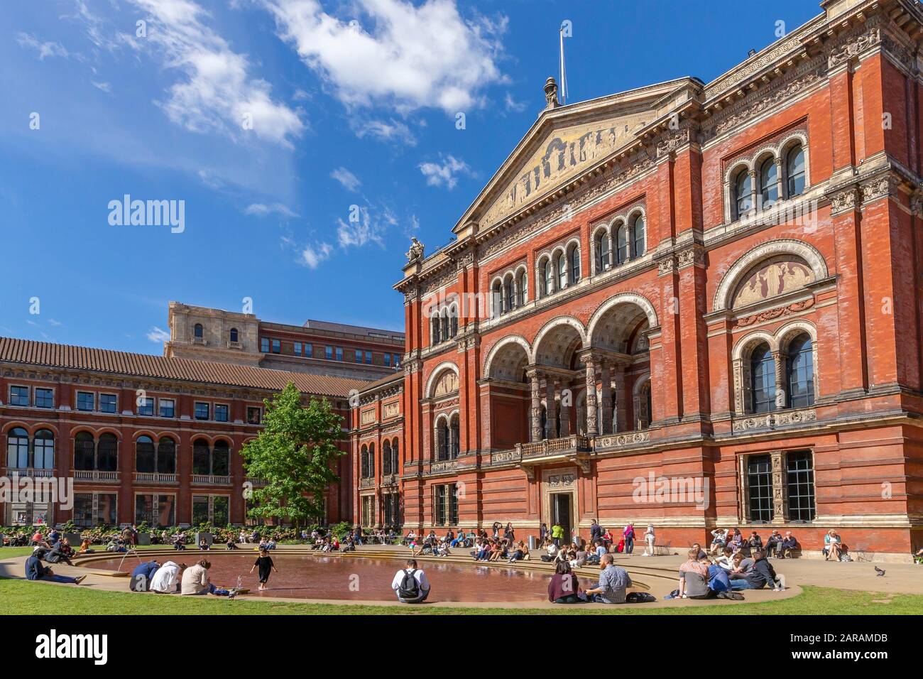 Tourists and visitors enjoy the John Madejski Garden, summer sunshine, Victoria and Albert Museum, South Kensington, London, England, UK, Europe Stock Photo