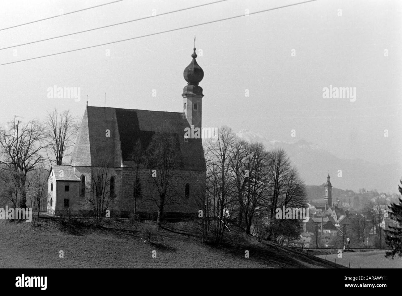 Das Ettendorfer Kircherl, St. Vitus und Anna. Blick auf Traunstein, 1957. Ettendorf church, St. Vitus and Anna. View of Traunstein, 1957. Stock Photo