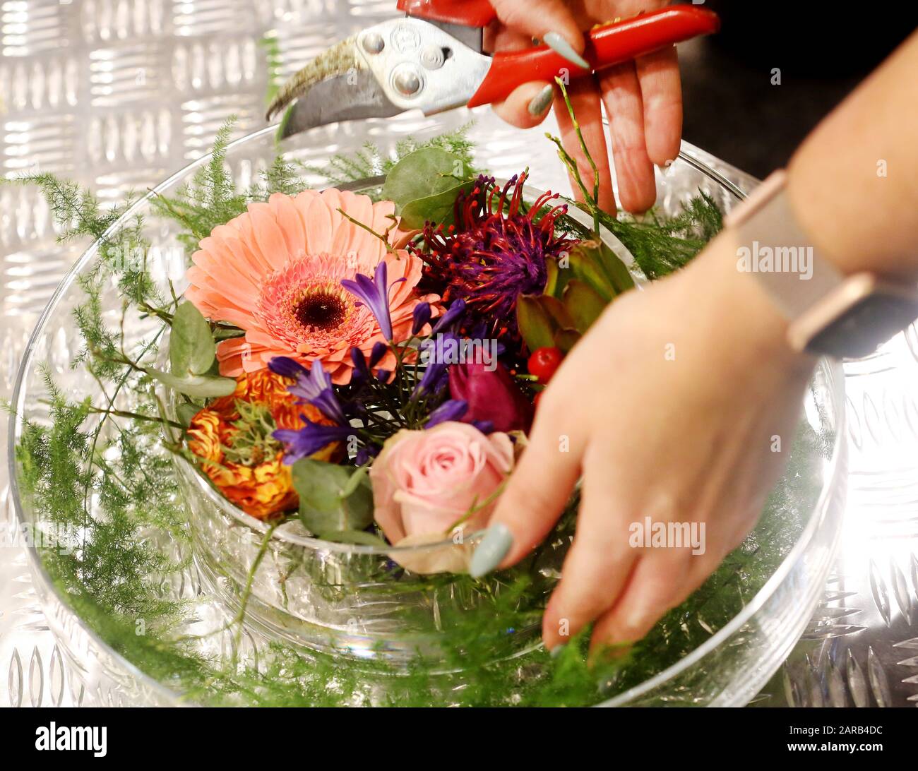Essen, Germany. 27th Jan, 2020. A glass bowl with flowers is decorated