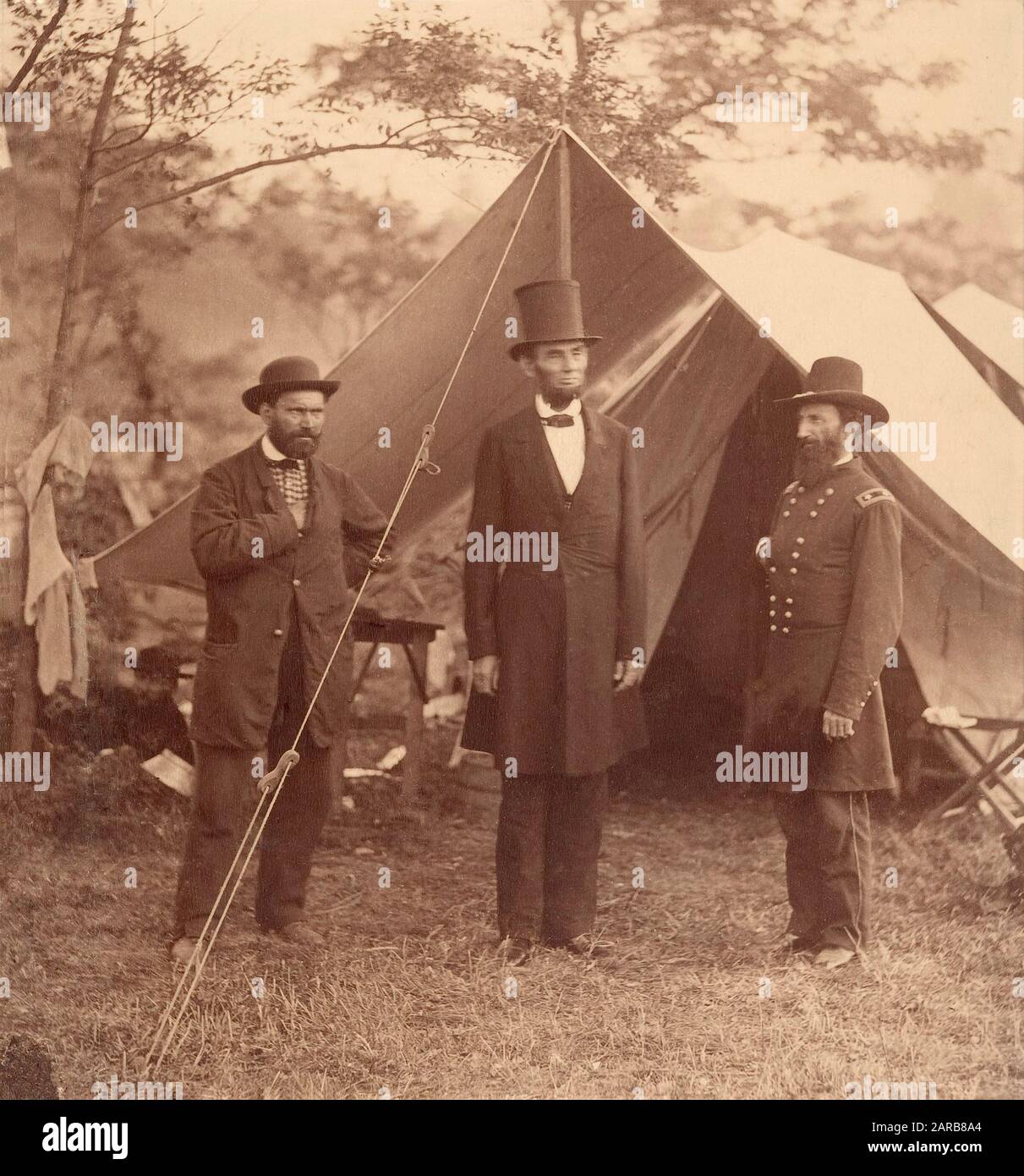 Alexander Gardner ( 1821–1882 ) , Allan Pinkerton Chief of the Secret Service of the United States (  1819–1884 ) , Abraham Lincoln ( 1809–1865 ) and Major General John Alexander McClernand ( 1812–1900 ) Headquarters Army of the Potomac,  October 3, 1862 Stock Photo