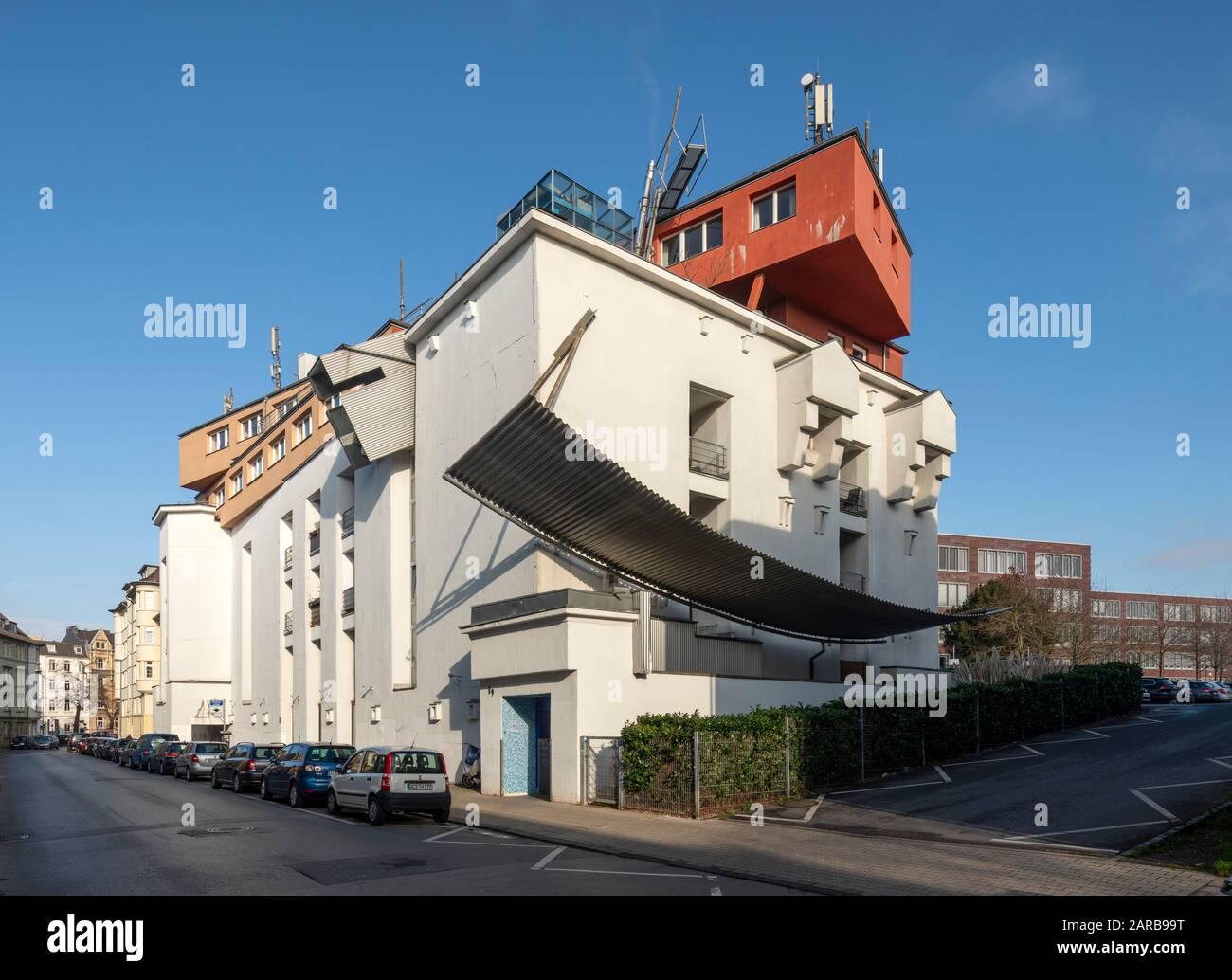 Aachen, Kongressstraße, Umgebauter Hochbunker, Baujahr 1940er Jahre, dekonstruktivistisch umgebaut zu Wohnungen 1992 von Gruhl & Partner Architekten Stock Photo