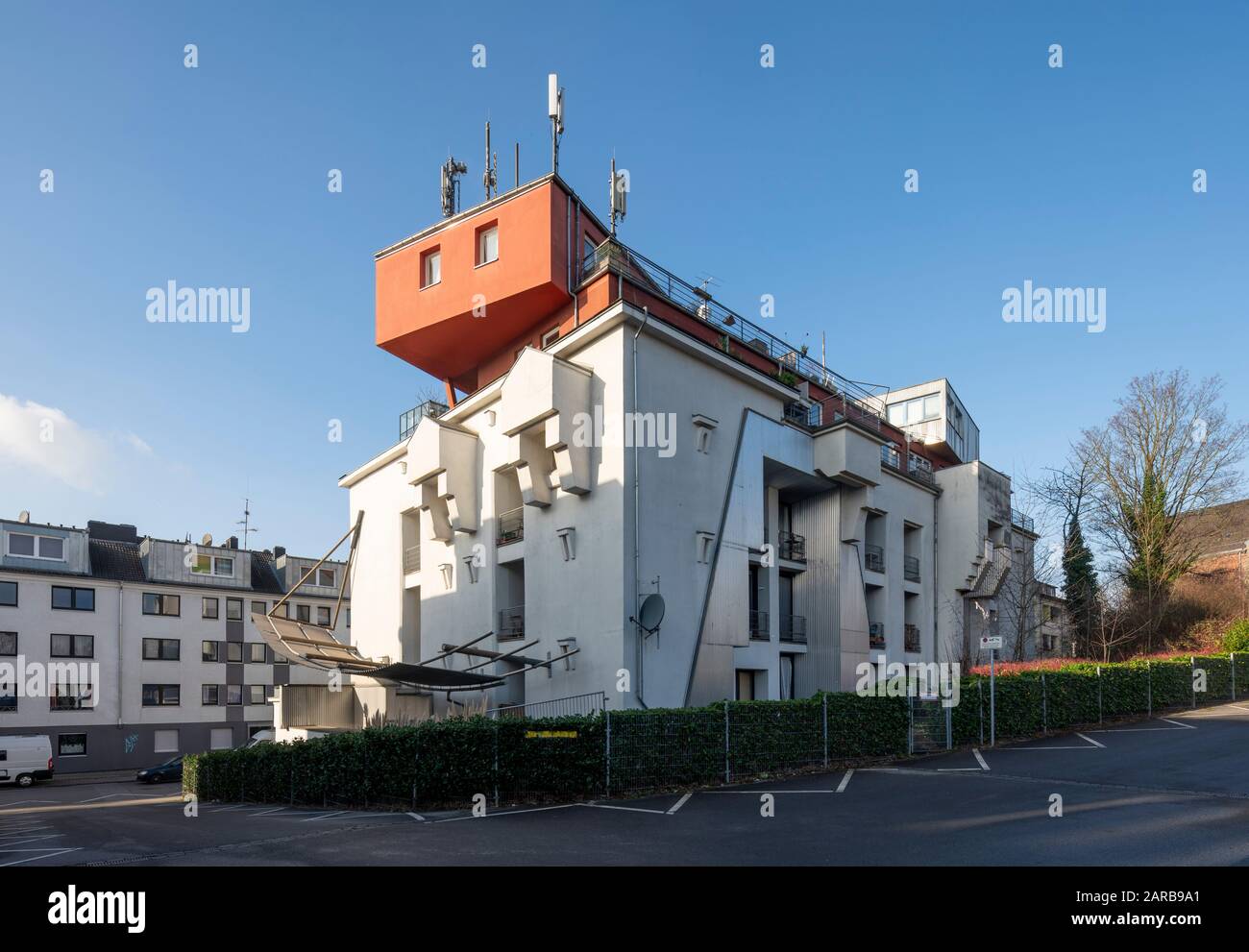 Aachen, Kongressstraße, Umgebauter Hochbunker, Baujahr 1940er Jahre, dekonstruktivistisch umgebaut zu Wohnungen 1992 von Gruhl & Partner Architekten Stock Photo