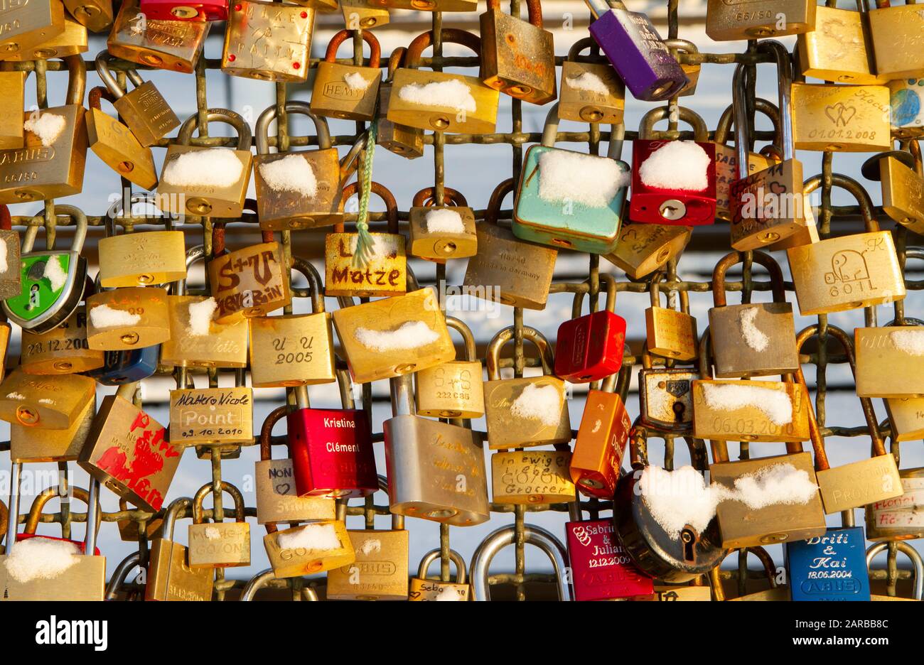 Love locks on the Hohenzollern bridge in Cologne | Liebesschloesser auf der Hohenzollern BrŸcke in Kšln | Stock Photo