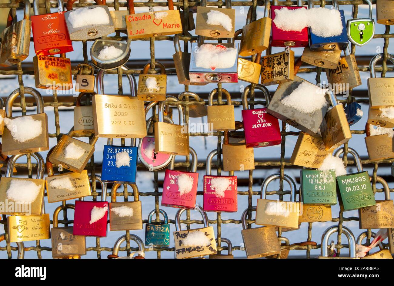 Love locks on the Hohenzollern bridge in Cologne | Liebesschloesser auf der Hohenzollern BrŸcke in Kšln | Stock Photo