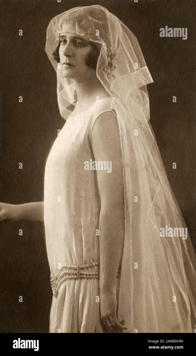 Bride in classic 1920s bridal dress, heavily influenced by the wedding attire of Lady Elizabeth Bowes-Lyon (later Queen Elizabeth, the Queen Mother). Stock Photo