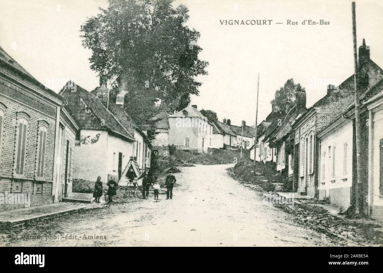Rue d'En-Bas, Vignacourt, France     Date: circa 1909 Stock Photo