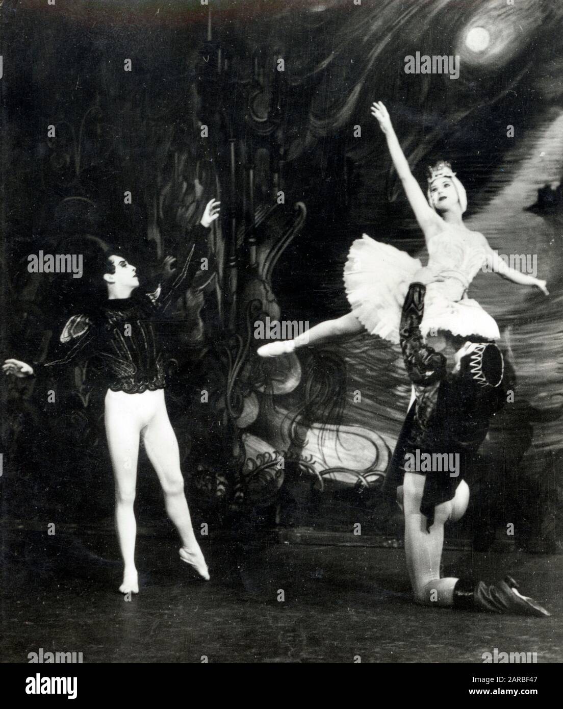 Ballet dancers Robert Helpmann (1909-1986) in the role of 'Prince Siegfried', Margot Fonteyn (1919-1991) in the role of 'Odette' and Leslie Edwards (1916-2001) in the role of 'Benno' in 'Swan Lake' (Le Lac des Cygnes) at Royal Opera House, Covent Garden, London (Sadler's Wells Ballet). Stock Photo