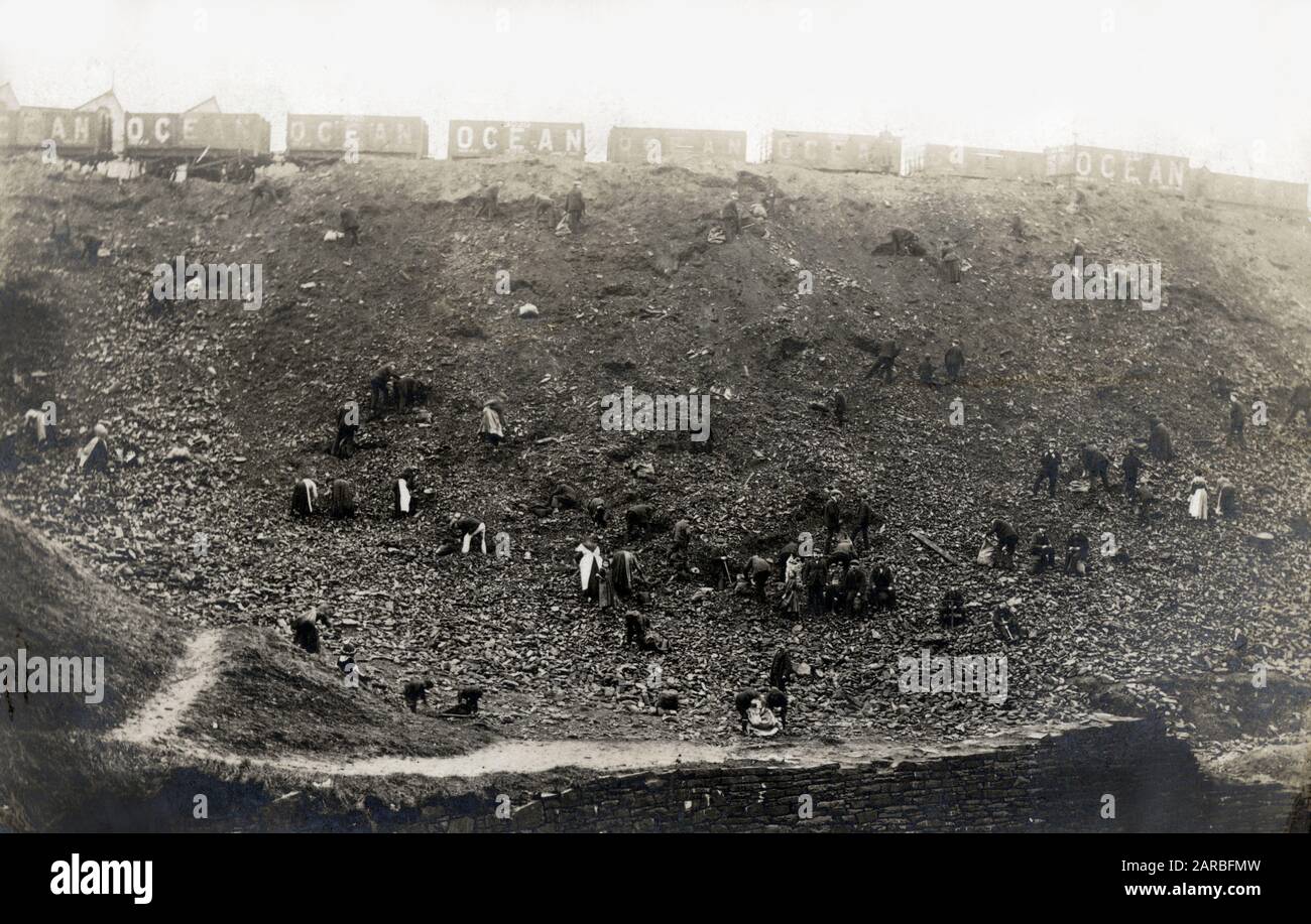 National Coal Strike of 1912 - searching through slag heap Stock Photo