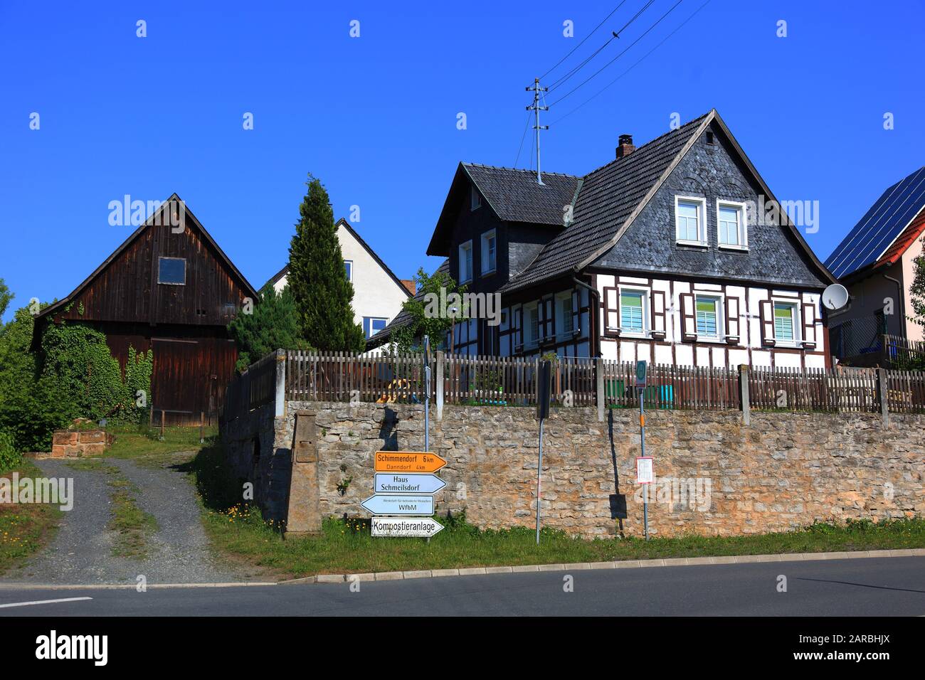 Kleinbauernhaus, Eingeschossiger Fachwerkbau mit Verschieferung, Satteldach, 19. Jahrhundert, Stromversorgung durch Freileitung mit Dachständer, Schwa Stock Photo