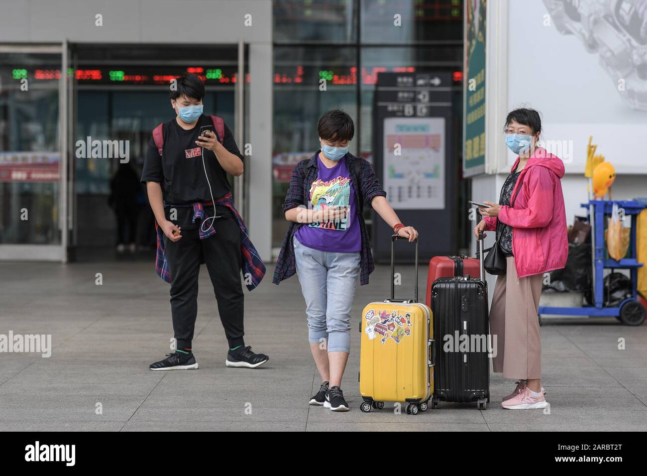 (200127) -- HAIKOU, Jan. 27, 2020 (Xinhua) -- People with masks stand in front of the Haikou East Railway Station in Haikou, south China's Hainan Province, Jan. 25, 2020. Hainan has suggested all residents and tourists to wear masks outdoor to prevent the spread of novel coronavirus. (Photo by Pu Xiaoxu/Xinhua) Stock Photo