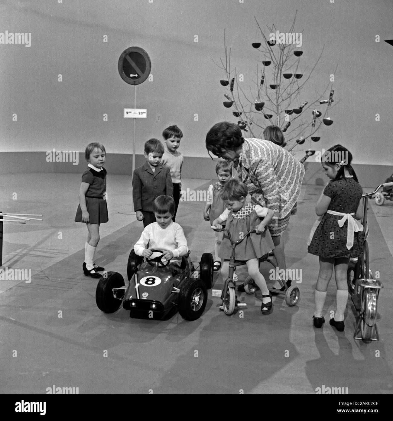 Weißt Du, wie ?, Kindersendung, Deutschland 1971, Moderation: Barbara Schönfeldt Stock Photo