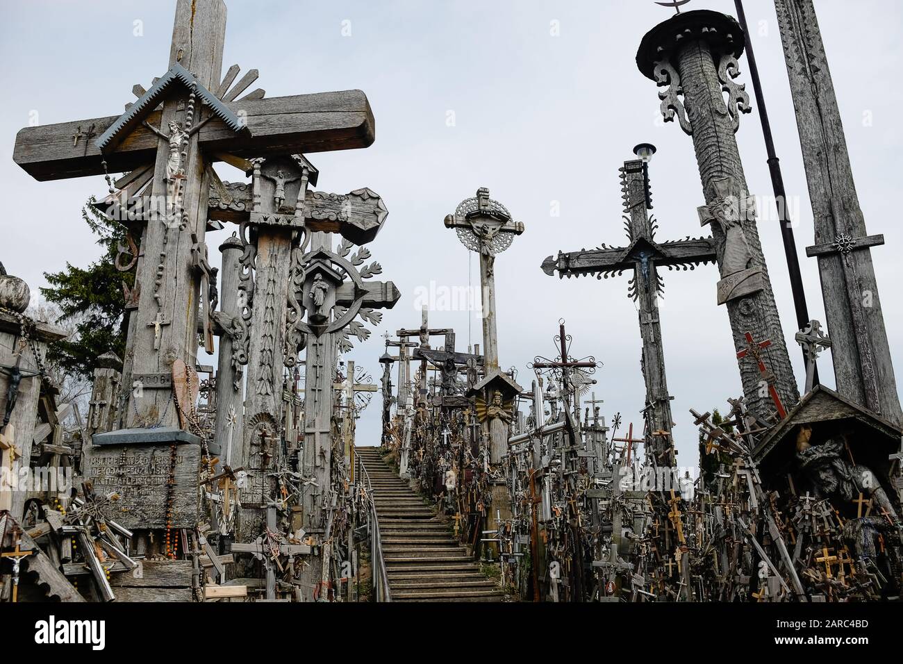 Step leading up to the Hill of Crosses flanked by hundreds of crosses Stock Photo
