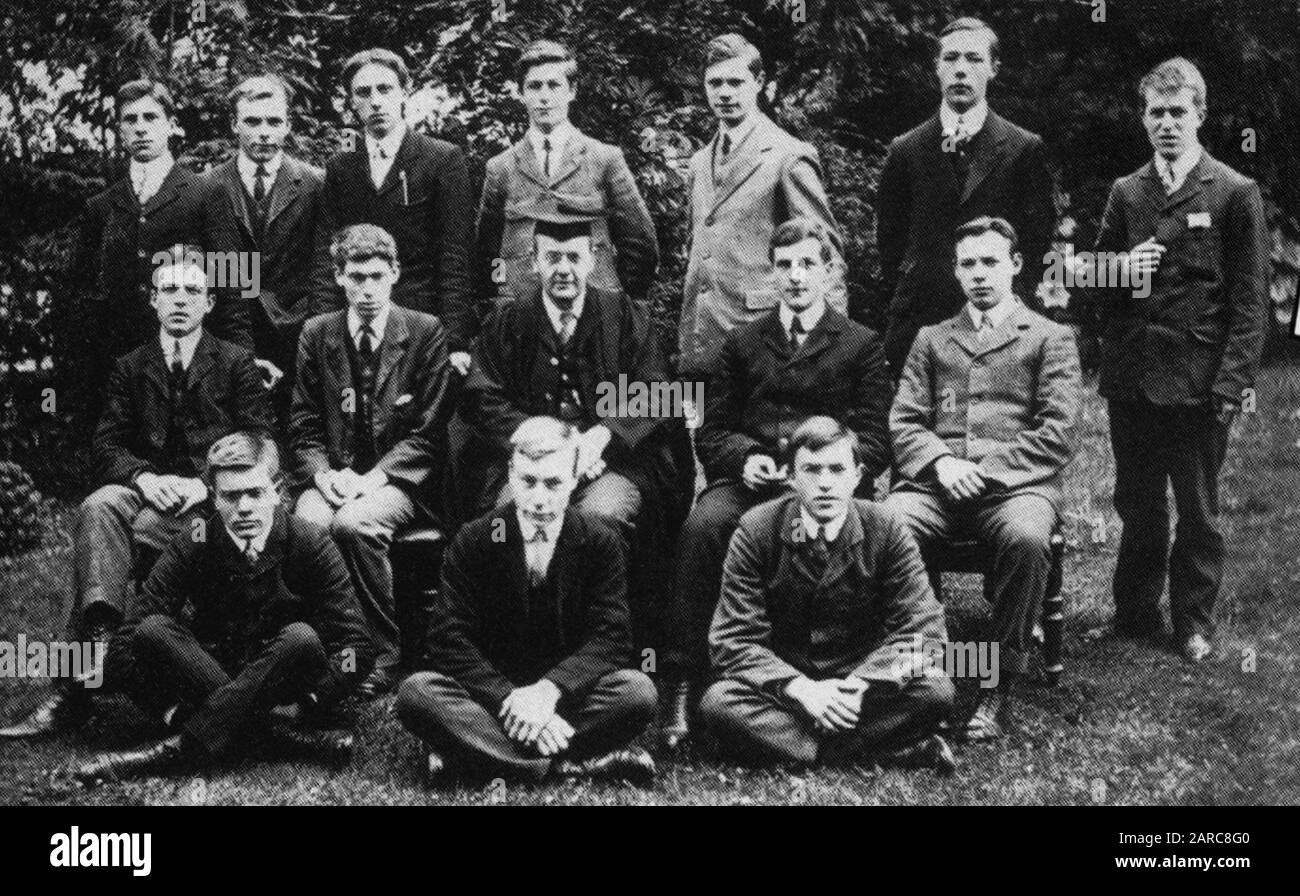 T.E.Lawrence  (extreme right) with fellow 6th formers at Oxford High School. Circa 1904 Stock Photo