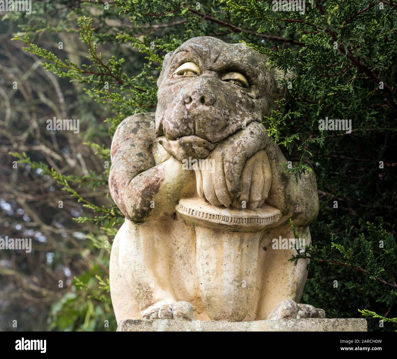 Gatepost pillar gargoyle hires stock photography and images Alamy