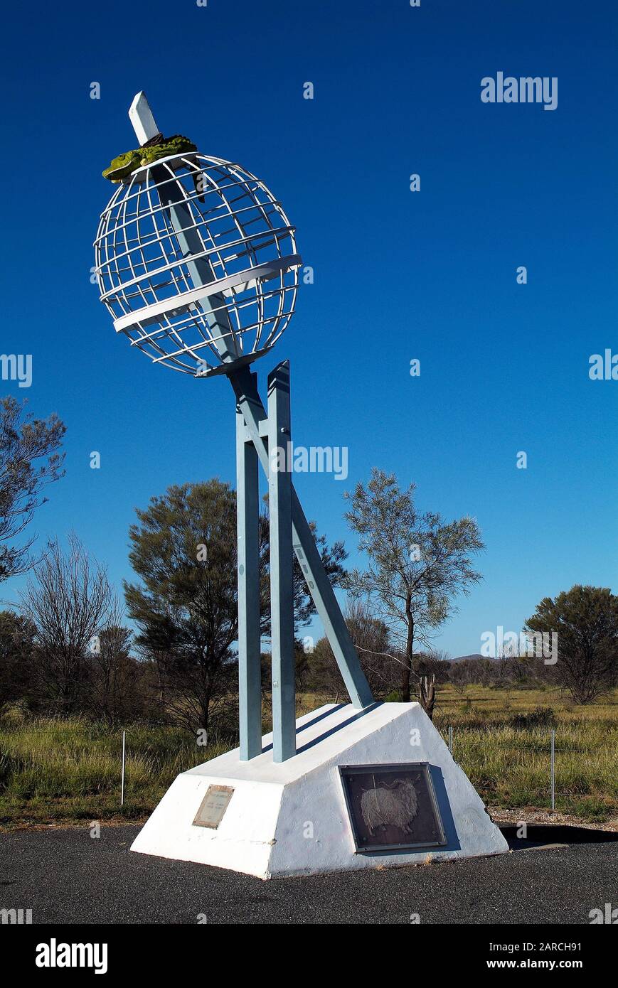 Australia, sculpture for imaginary border for Tropic of Capricorn on Stuart Highway in Northern Territory Stock Photo