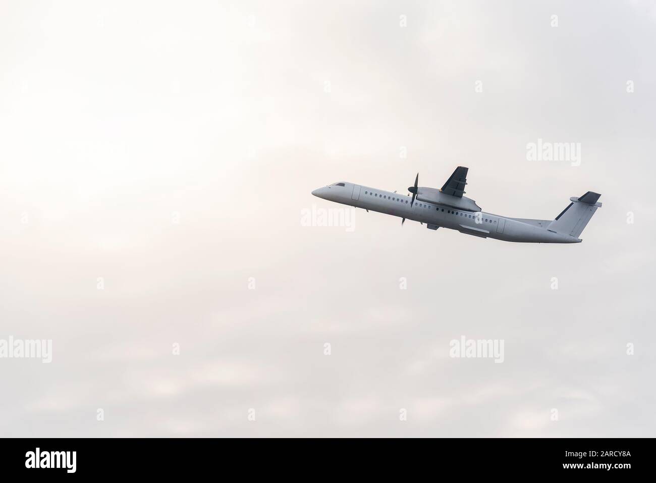 Airplane flying towards sun hi-res stock photography and images - Alamy