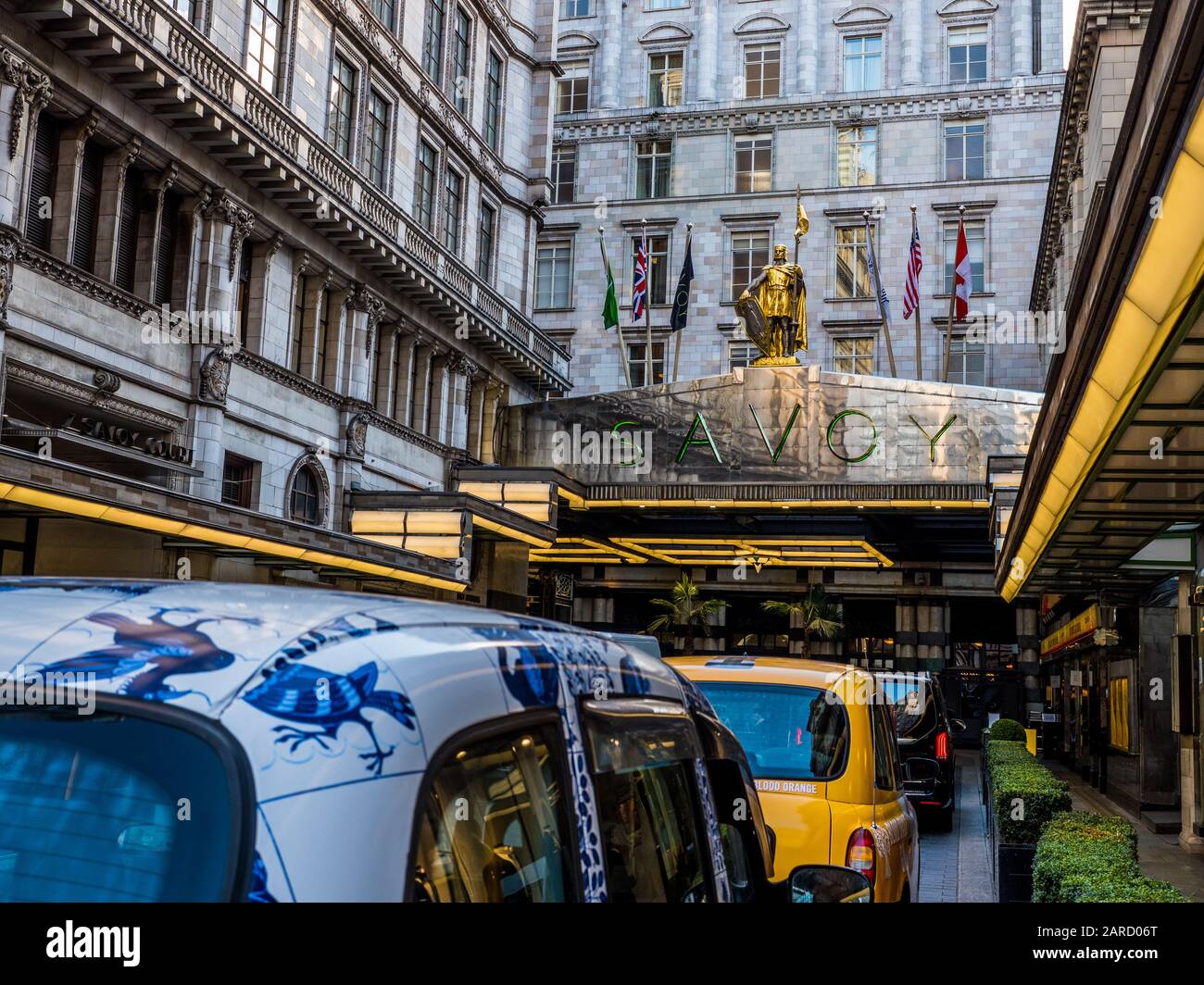 Taxies Outside, The Savoy Hotel, Front Entrance, on The Strand, City of Westminster, London, England, UK, GB. Stock Photo