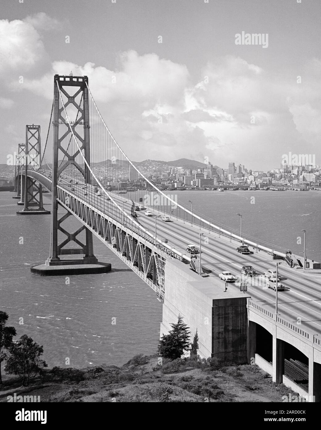 1950s WESTERN SPAN OF THE OAKLAND BAY BRIDGE SAN FRANCISCO CA - b8596 FST001 HARS SAN FRANCISCO SPAN BLACK AND WHITE OLD FASHIONED SUSPENSION BRIDGE Stock Photo