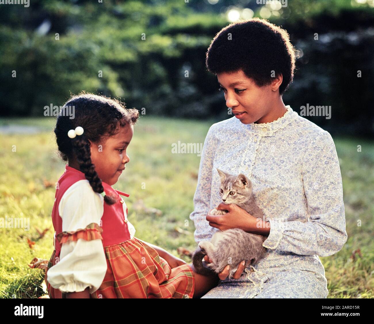 1970s 1960s MOTHER AND DAUGHTER IN BACKYARD MOTHER HOLDING A TABBY KITTEN - kc8178 PHT001 HARS JUVENILE CATS COMMUNICATION YOUNG ADULT PEACE TEAMWORK STRONG JOY LIFESTYLE FEMALES RURAL HOME LIFE HALF-LENGTH LADIES DAUGHTERS PERSONS INSPIRATION CARING PETS CONFIDENCE TABBY HAPPINESS MAMMALS STRENGTH AFRICAN-AMERICANS AFRICAN-AMERICAN AND FELINE BLACK ETHNICITY AUTHORITY CONNECTION STYLISH FELINES PERSONAL ATTACHMENT AFFECTION EMOTION JUVENILES KITTY MAMMAL MOMS RELAXATION TOGETHERNESS YOUNG ADULT WOMAN OLD FASHIONED AFRICAN AMERICANS Stock Photo