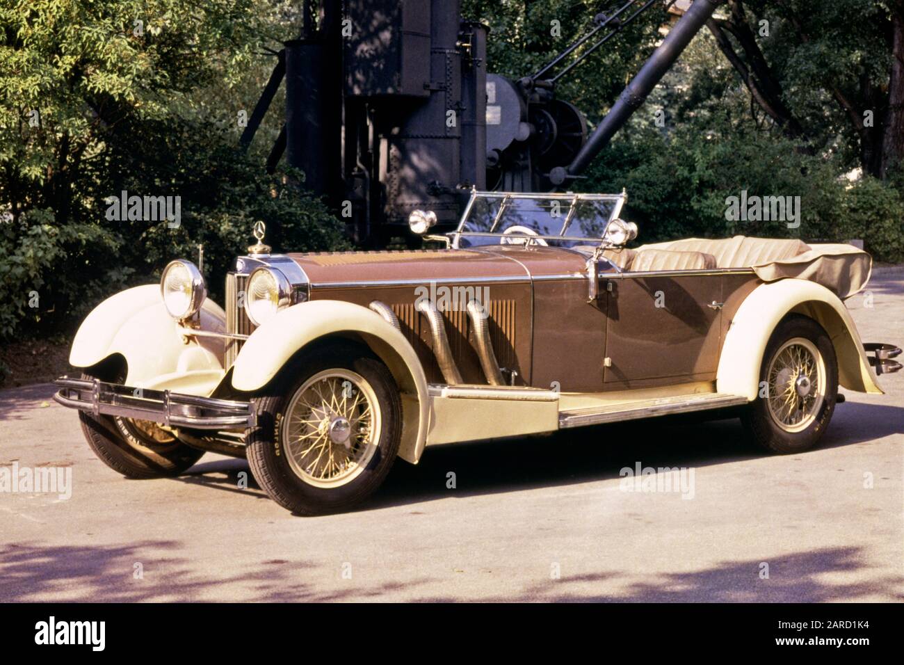 1920s 1928 MERCEDES-BENZ Typ S SPORT COUPE CONVERTIBLE TWO-TONE BEIGE AND BROWN - km6144 PHT001 HARS EXPENSIVE OLD FASHIONED RARE Stock Photo