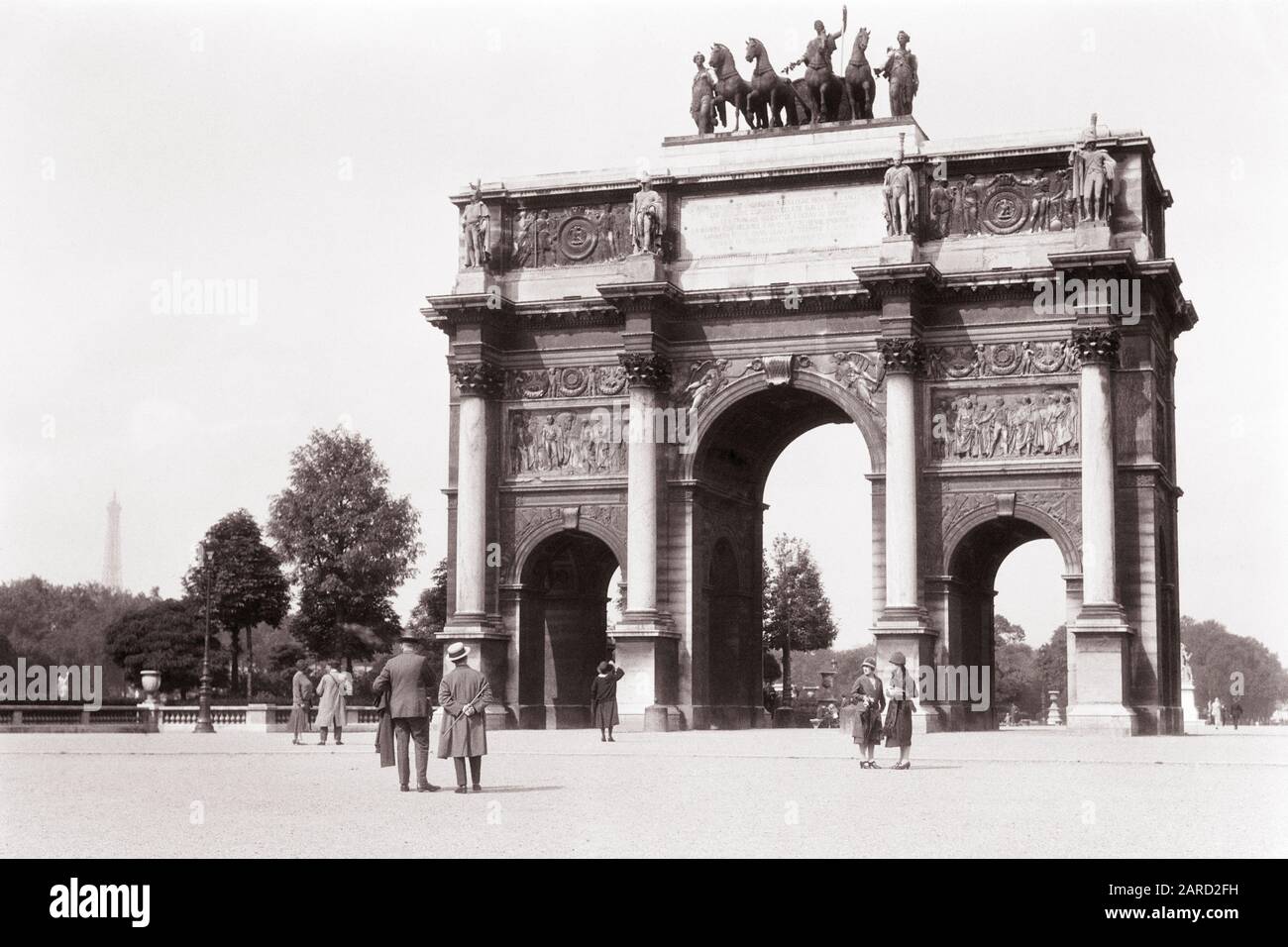 19s Arc De Triomphe Du Carrousel Near The Louvre And The Tuileries Eiffel Tower In Distance Paris France R1 Har001 Hars Near Tourists Cities Corinthian Tuileries Black And White Chariot Har001