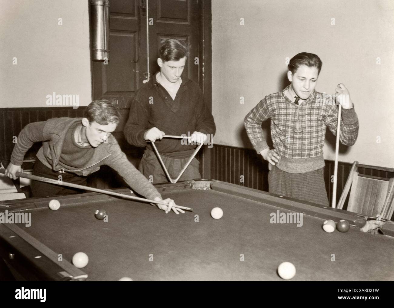 Teenage boys playing pool High Resolution Stock Photography and Images ...