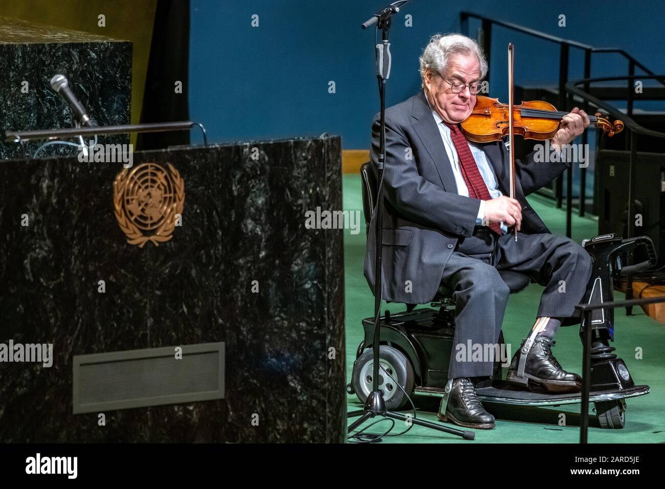 New York, USA. 27th Jan, 2020. Violinist Itzhak Perlman performs from