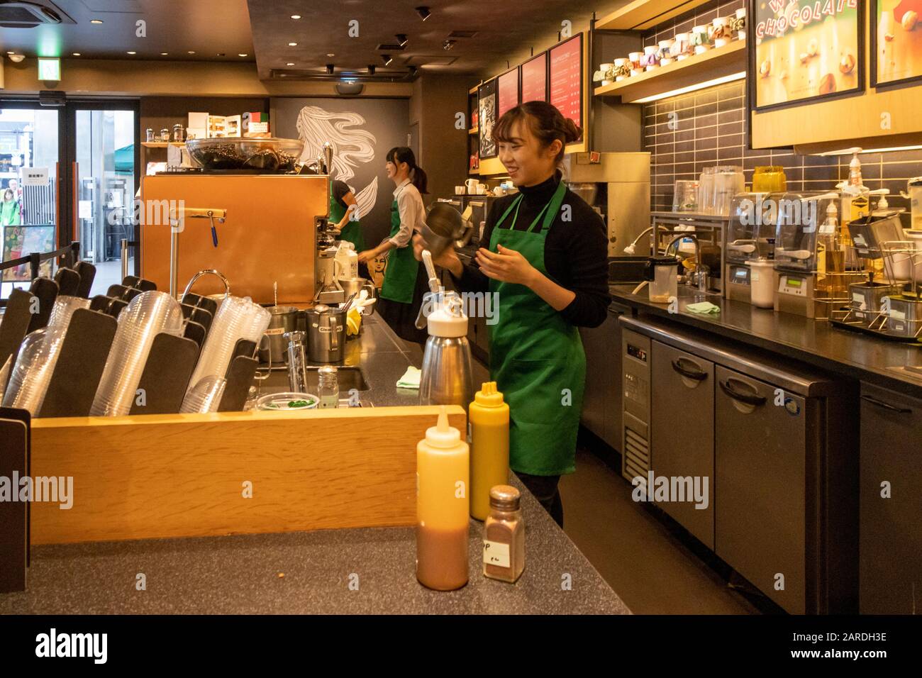 Starbucks barista hi-res stock photography and images - Alamy
